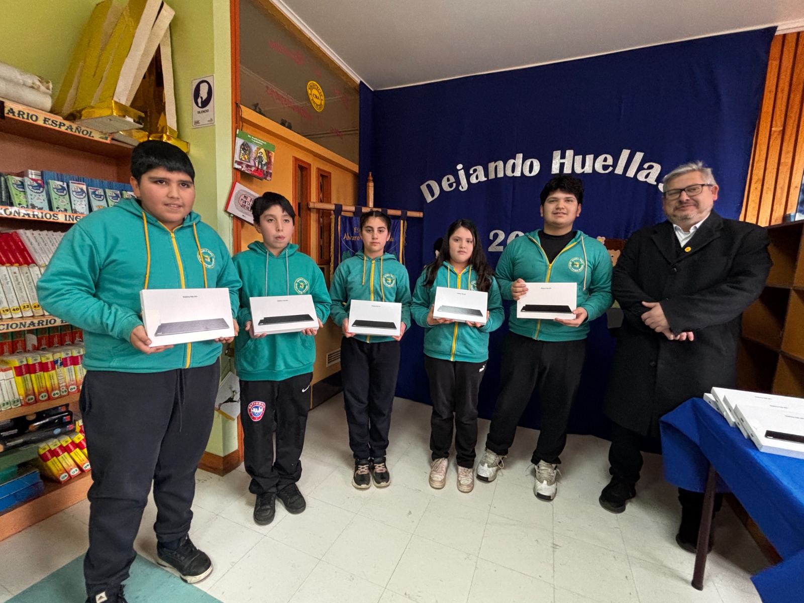 SLEP Chiloé entrega tablets para fortalecer el trabajo pedagógico