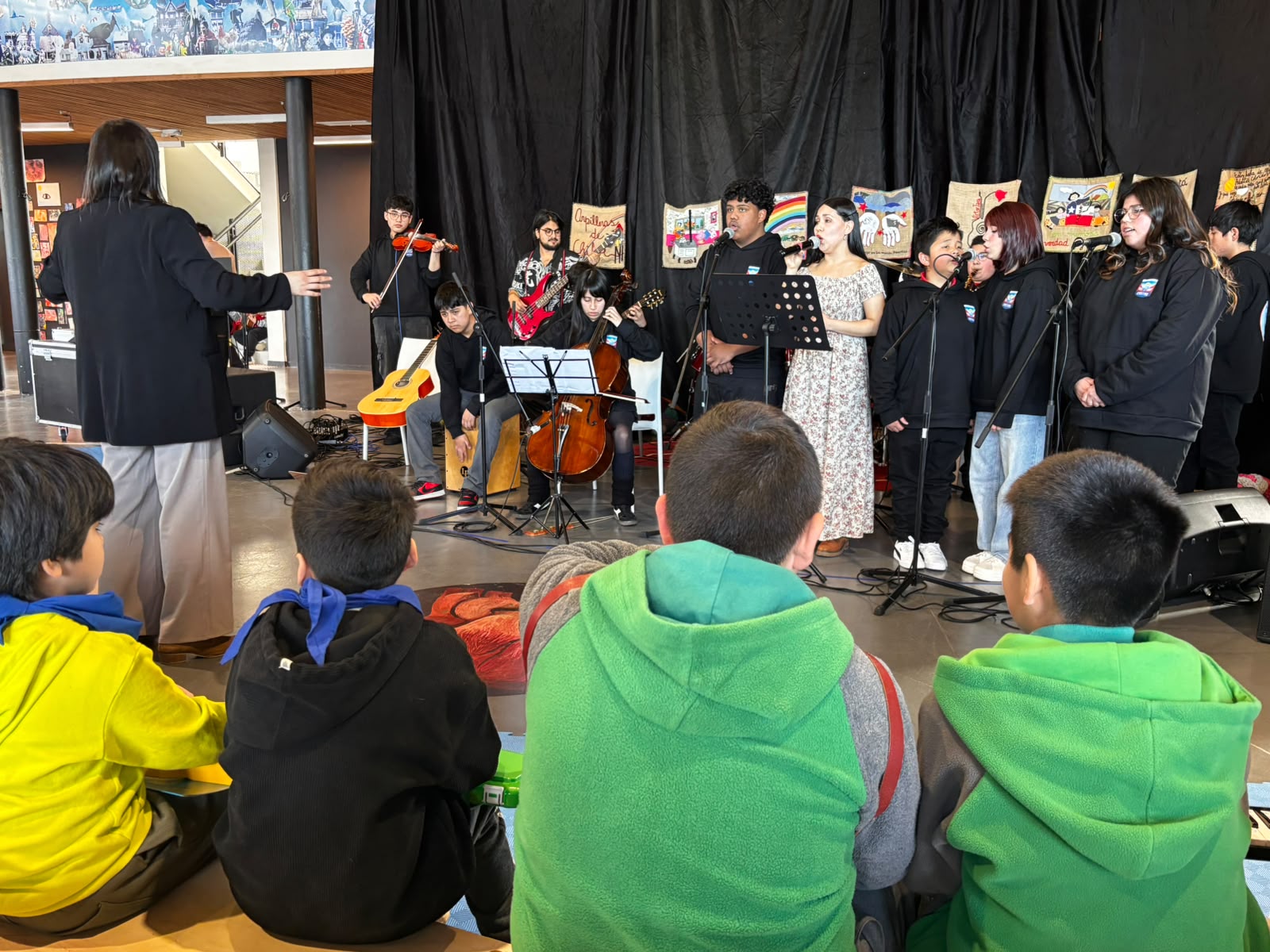 Escolares celebraron el Día de la Música Chilena